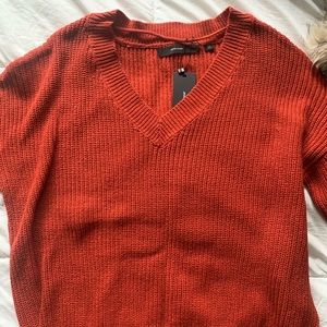 V neck sweater with fringed ends